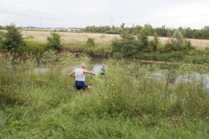Männer der MUT-TOUR auf dem Weg in den Fluss, der Umgang mit Depression ist vielfältig