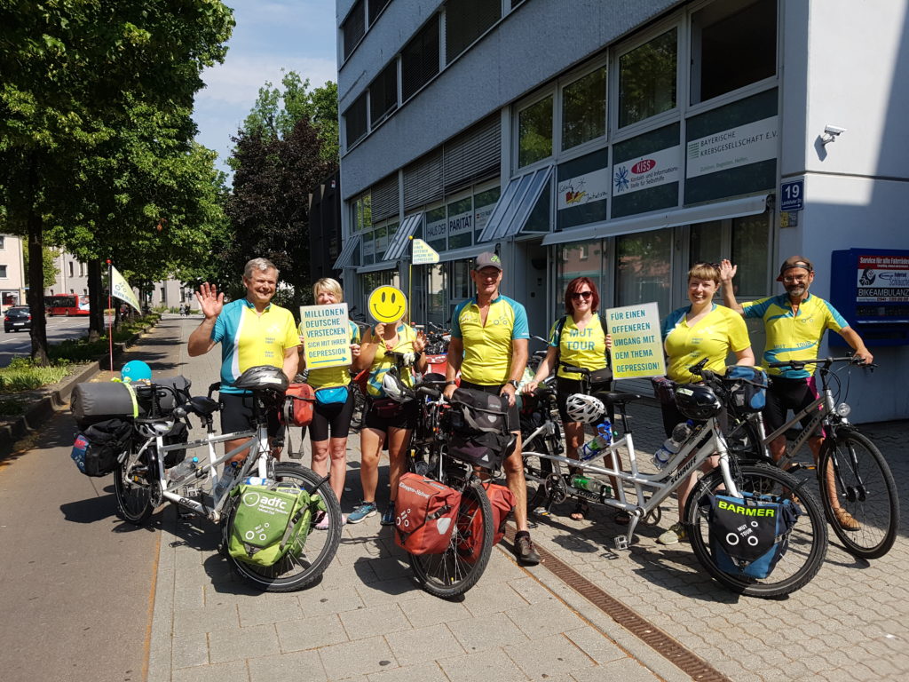 MUT-TOUR-2019-Tandem-Team-Sued2-Depressionserfahrung_1 MUT-TOUR 2019 Team Tandem Süd 2 vor der psychosozialen Kontakt- und Beratungsstelle in Regensburg