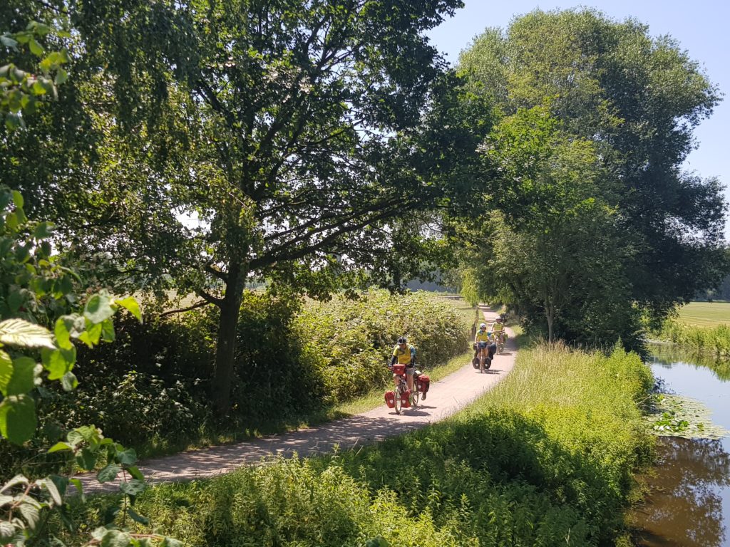 Tandem-fahren-Natur Tandem fahren entlang eines Flusses mitten in der Natur
