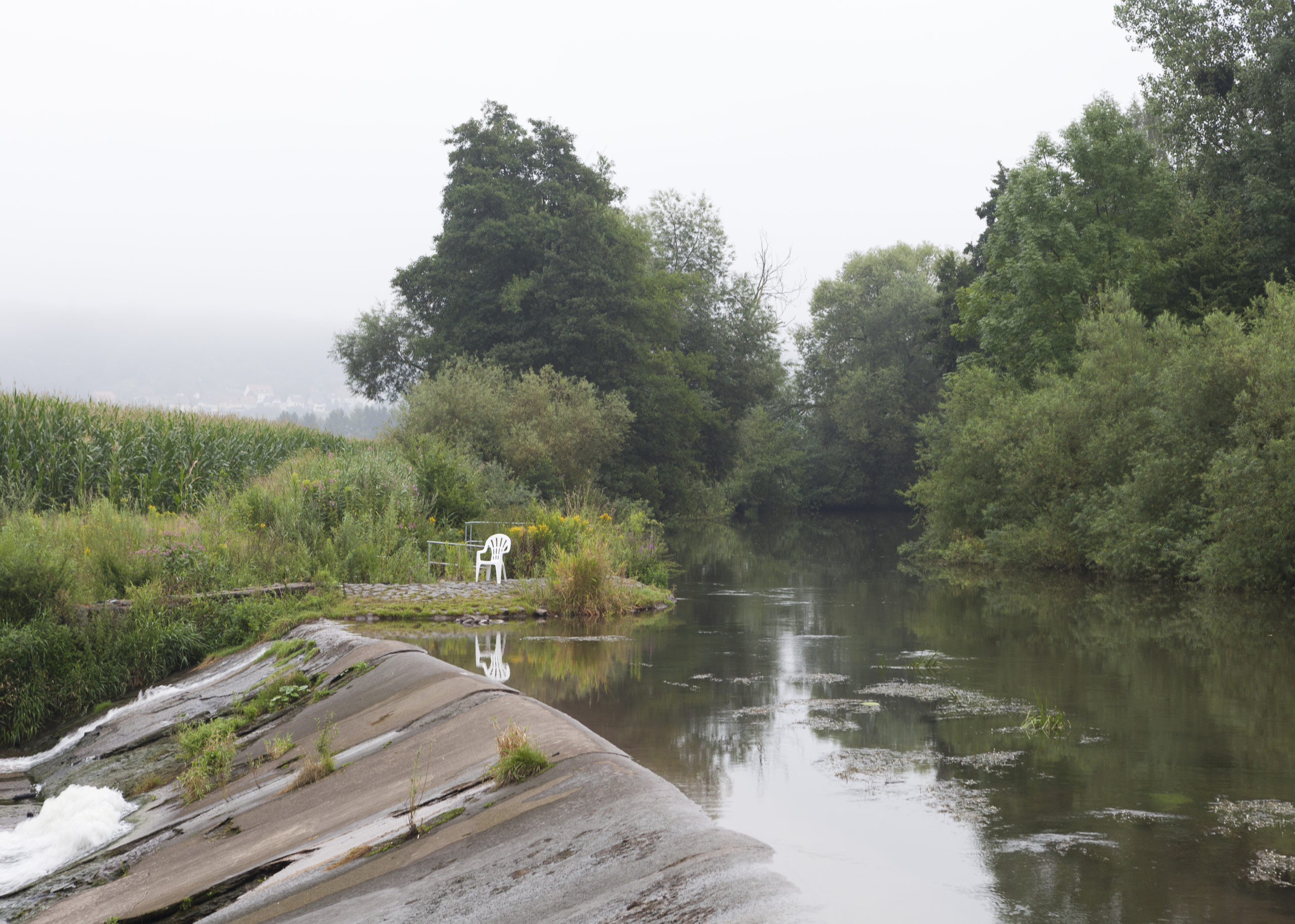 Verwaister Stuhl in der Landschaft als Sinnbild für Depression