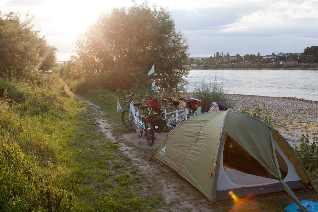 MUT-TOUR 2017 Schlafplatz am Fluß mit untergehender Sonne