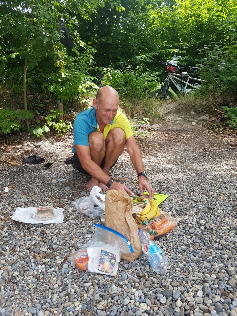 Sued3_3 Teilnehmer der MUT-TOUR bei Frühstückszubereitung
