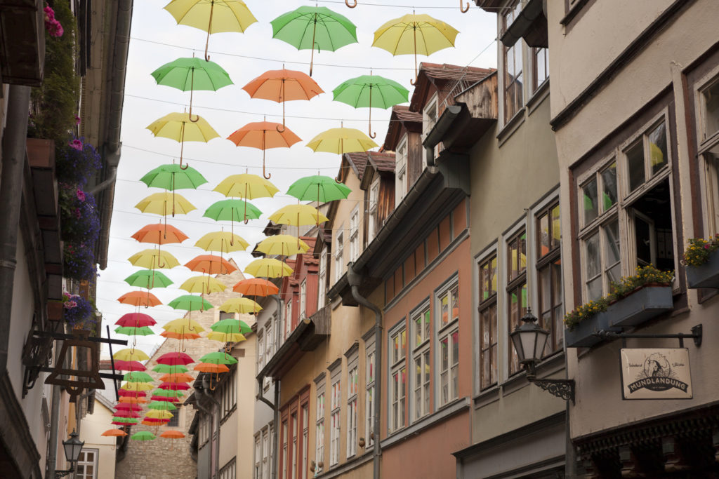 Schirme am Himmel als Sinnbild für Hilfe bei psychischen Krisen