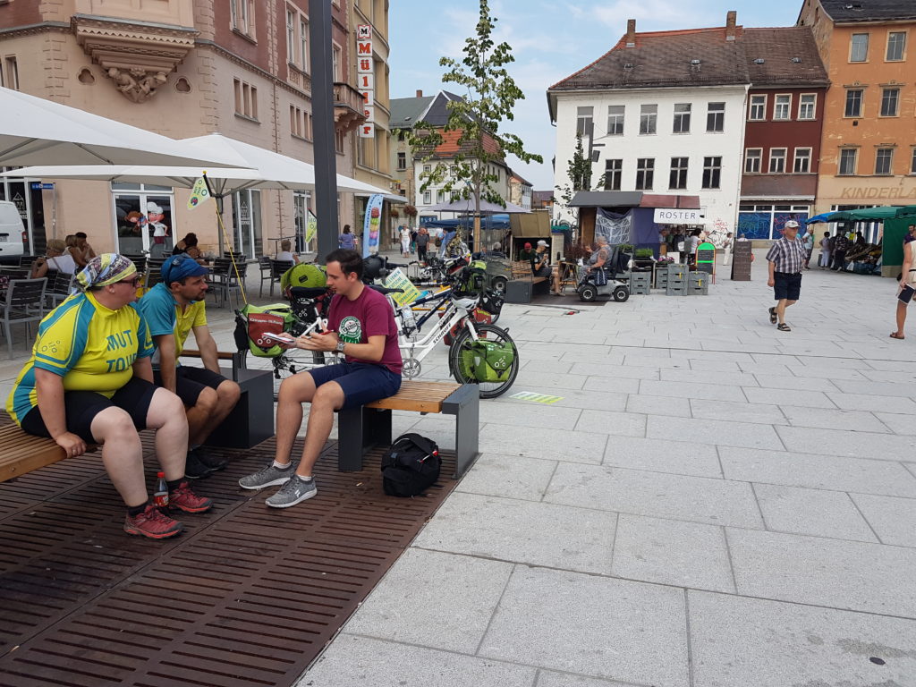 20190827_113721 Corinna im Interview mit Journalisten während einer Tandem-Etappe 2019