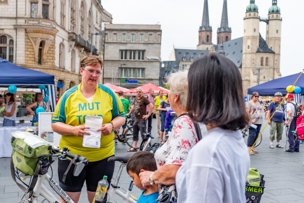 Mut Tour Halle Saale - August 2109 253 von 332 Corinna im Gespräch mit Bürgerinnen im Rahmen eines Aktionstags, ein Beispiel für niedrigschwellige Pressearbeit