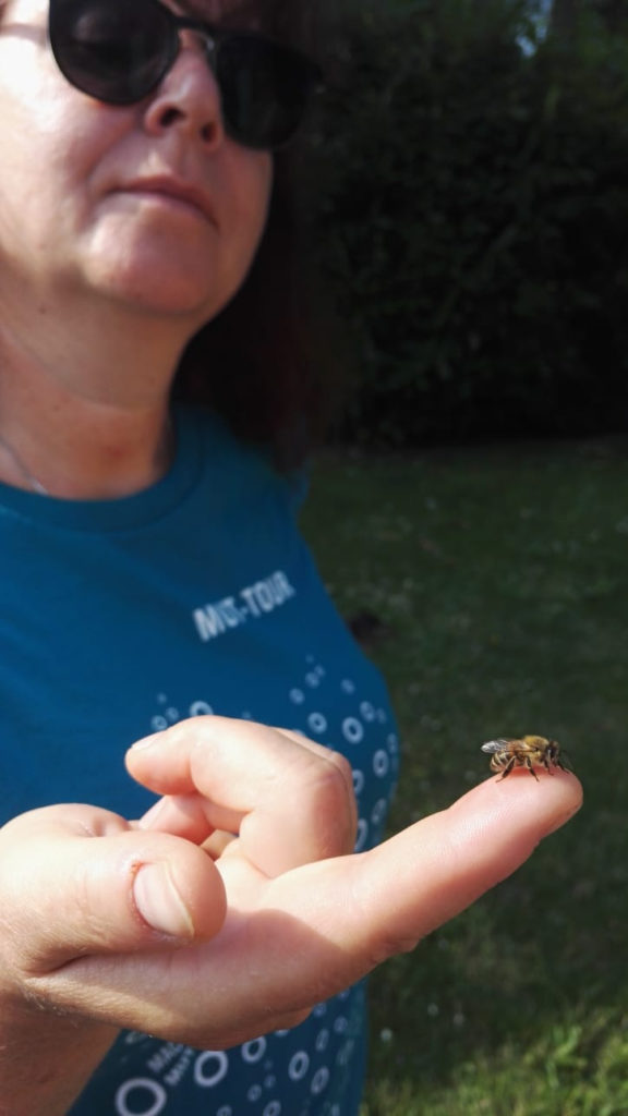 Lydia mit Biene auf dem Finger