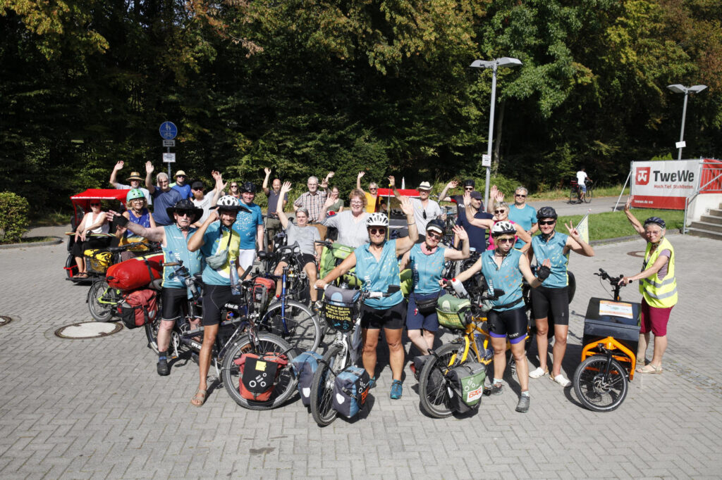 Eine Menschengruppe mit Tandems gegen Depression