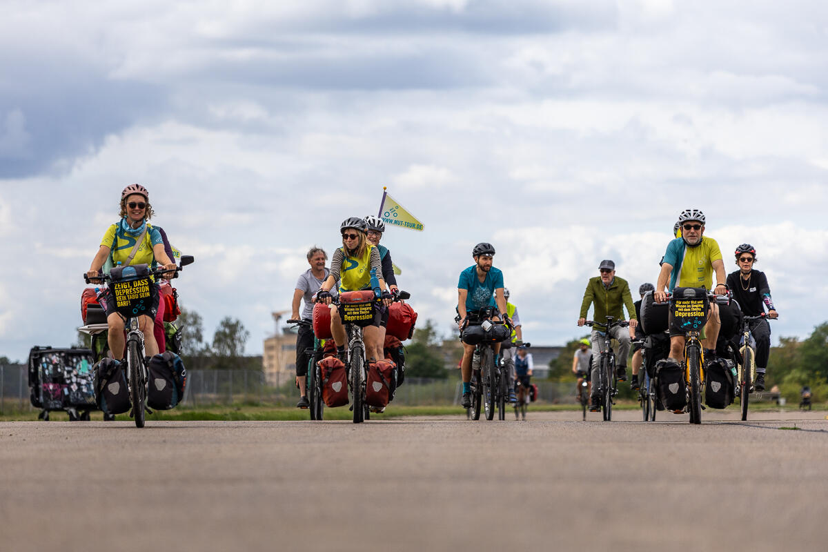 Mehrere Menschen auf Tandems und Fahrrädern nehmen auf einem MUT-TOUR Aktionstag in Berlin teil an einer Mitfahr-Aktion auf dem Tempelhofer Feld (Foto: (c) Andreas Stenzel)
